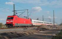 Am 01.10.04 schiebt 101055-2 den IC 2039 nach Leipzig Hbf durch die Baustelle f�r die zuk�nftige S-Bahn Halle-Leipzig, welche breits ab Dezember 04 fahren soll.