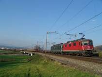Re 4/4 11325 und eine Re 6/6 mit einem gemischten G�terzug am 26.11.04 bei der Reussbr�cke zwischen Oberr�ti und Rotkreuz