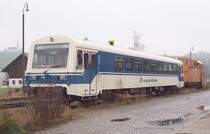 NE 81 der Regentalbahn mit Schneeschleuder wartet am 27.11.2004 in K�tzing auf Schnee und einen neuen Einsatz. Vor der Gr�ndung der Oberpfalzbahn fuhren diese Triebwagen die Strecken Cham - K�tzing - Lam und Cham - Waldm�nchen, jetzt sind noch 5 St�ck in Cham, K�tzing und Lam abgestellt.
