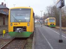 Oberpfalzbahn VT 40 nach Cham (links) und VT 35 nach Lam (rechts)am 27.11.2004 im Bahnhof K�tzing. Die RegioShuttle Cham - K�tzing - Lam fahren nicht durch, man mu� in K�tzing umsteigen. Die Oberpfalzbahn betreibt die Stecken Cham - K�tzing - Lam, Cham - Waldm�nchen und im Auftrag von DB-Regio Bayern den RB-Verkehr Schwandorf - Cham - Furth im Wald. 