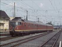 Auf seiner Fahrt nach Braunschweig passiert der VT 12 das alte Stellwerk im Hamelner Bahnhof.