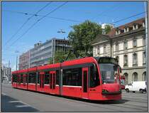 Bernmobil-Tram 765 ist am 26.07.2008 auf der Linie 5 unterwegs, kurz vor Erreichen der Haltestelle am Bahnhofplatz.