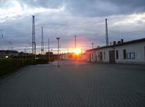 Sonnenaufgang am 01.10.2008 �ber der ehemaligen Bahnhofszufahrt Cottbus