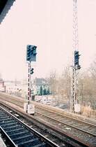Das Einzige, mir bekannte Signal, welches mit 2 verschiedenen Eisenbahn - Signalsystemen gearbeitet hat. In Hamburg - Eidelstedt fand sich dieses kuriose Einzelst�ck weil hier die Hamburger S-Bahn mit Sv-Signalen (Signalverbindungen) und die AKN mit Hp-Signalbgriffen f�hrt. Hier: Sv1 (Fahrt/Fahrt erwarten) in Verbindung mit Zp9 als Fahrtbegriff f�r die Hamburger S-Bahn Richtung Pinneberg. In diesem Ampel-�hnlichen Anbau befindet sich neben dem Zp9 noch das Zp10 (T�ren schlie�en). Inzwischen hat hier auch die ESTW-Technik zugeschlagen und es befindet sich hier ein KS-Signal. Hinweis: eigescanntes Dia