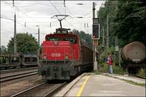 1063 037 rollt mit einem  �bergabezug  von W�rgl kommend in Brixlegg ein. (08.07.2008)
