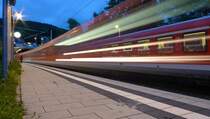 Einfahrt der Regionalbahn von Eppingen nach HD, auf dem anderen Gleis steht der gegenl�ufige Zug nach Eppingen. Fotografiert auf dem S-Bahnhof Weststadt in HD am fr�hen morgen. Leider ist durch die lange Belichtungszeit die Uhr etwas �berbelichtet worden.