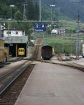 Bahnhof Poschiavo, Blick nach Norden. Hier wird es, nachdem es vor dem Poschiavo-See schon einmal sehr ernst war, noch einmal ernst mit dem Berninapa�. (30. Mai 2003)