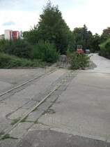 Ehemaliges Gleis zum Alten Bahnhof Kirchheim/Teck (heute steht das Einkaufszentrum  Teckcenter auf dem Gel�nde) und zur Ehemaligen Eisengie�erei Gr�ninger & Prem (heute Toom Baumarkt) ex. KBS761 (05.09.2008)