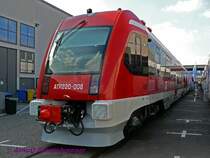 Neue dreiteilige Dieseltriebwagen Typ ATR220 der polnischen Firma PESA. Der hier gezeigte, max. 120km/h schnelle, ATR220-006 ist einer von 23 Triebwagen dieses Typs, den die italienische Regionalbahn Ferrovie-del-Sud-Est (FSE) f�r den Verkehr in der Region Apulien beschafft hat.
Sie sind klimatisiert, die Sitze und der Gang im Inneren �berzeugten mich allerdings nicht so sehr, aber sie sind wohl von der FSE so gew�nscht.

28.09.2008 INNOTRANS Berlin

