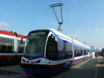 F�nfteilige neue Tram des Typs 122N des polnischen Herstellers PESA. 100% Niederflurig, Meterspurig.

Die hier gezeigte Tram ist f�r den Einsatz in Bydgoszcz (Bromberg) bestimmt, aber auch in Lodz sind diese Niederflurstra�enbahnen schon im Einsatz.

28.09.2008 INNOTRANS Berlin