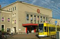 An einem sonnigen Tag im Sp�therbst passiert ein Niederflurwagen der DVG den Dessauer Hauptbahnhof auf dem Weg nach Dessau-S�d.