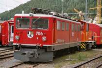 Lokomotive Ge 6/6 Nr. 706 der Rh�tischen Bahn, abgestellt im Bahnhof St. Moritz am 10. Juli 2004. Mit ihren 2400 PS Leistung waren die sieben sechsachsigen Maschinen mit der ungew�hnlichen Achsfolge Bo'Bo'Bo' zur Zeit der Inbetriebnahme (1958 und 1965) die st�rksten Schmalspurlokomotiven weltweit. Heute sind sie vorallem im G�terverkehr t�tig, f�hren aber vereinzelt immer noch schwere Schnellz�ge sowohl am Albula als auch auf den �brigen Strecken des Stammnetzes.