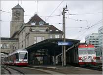 Nebenbahnhof St.Gallen der Appenzellerbahnen mit Be 4/8 der Trogenerbahn und BDeh 4/4 der G�serbahn, die heute beide zu den Appenzeller Bahnen geh�ren. Der Turm im Hintergrund geh�rt �brigens zur Hauptpost. (04.10.2008)