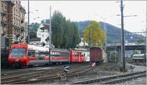 Ein BDeh 4/4 Triebzug mit einem neuen ABt Steuerwagen der AB erreicht St.Gallen. Im Vordergrund Geleise und G�terwagen der Trogenerbahn. (04.10.2008)