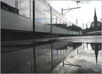 RABe 526 752-1 steht abgestellt in St.Gallen und spiegelt sich gemeinsam mit der St.Leonhardskirche in einer Wasserpf�tze. (04.10.2008)