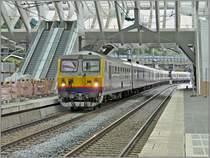 Ein M 4 Steuerwagen kommt aus Qui�vrain und f�hrt am 12.09.08 in den Bahnhof Li�ge Guillemins ein. Diese aus den 70. Jahren stammenden, anf�nglich roten Wagen, wurden alle zwischen 1996 und 2002 modernisiert und dem Look der �brigen Wagen der SNCB angepasst. (Jeanny)