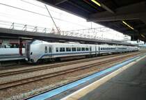 Serie 789-1000 (Nachbauzüge). Alle Triebzüge in den 700er-Nummern sind für Wechselstrombetrieb (20 kV/50 Hz in Nordost Japan und Insel Hokkaidô, im Hokuriku-gebiet und Insel Kyûshû sind es 20 kV/60 Hz). Der hier abgebildete Zug ist einer der 7 5-Wagenzüge (Serie 789-1000), die 2007 für die Verbindung Sapporo (Metropole der Insel Hokkaidô) zum Flughafen und zur Ortschaft Asahikawa gebaut wurden. Zug Nr. 3 mit Steuerwagen KUHA 789-1003 in Asahikawa, 28.August 2008.