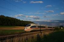 Ein P��rchen ICE 3 abends auf dem Weg Richtung Stuttgart-Mannheim-Frankfurt zwischen Mindelaltheim und Offingen. 20.07.2008.