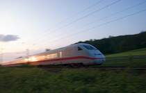 Ein P��rchen ICE 2 f�hrt in der spiegelnden Abendsonne zwischen Mindelaltheim und Offingen in Richtung Ulm-Stuttgart. 23.05.2008.