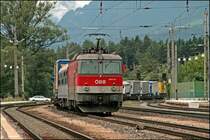 1044 121 (9181 1044 121-2) hat eine RoLa vom Brennersee am Haken und ist auf dem Weg nach W�rgl. Hinter der Lok h�ngt schon ein neuer Liegewagen der �kombi. (08.07.2008)
