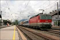 1044 121 (9181 1044 121-2) hat eine RoLa vom Brennersee am Haken und ist auf dem Weg nach W�rgl. Hinter der Lok h�ngt schon ein neuer Liegewagen der �kombi.
