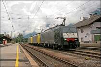 Schwarz-Gelb-Silber: E189 910RT (ES64F4-010RT) tr�gt schon den neuen Lack von MRCE Dispolok (Mitsui Rail Capital Europe) und schleppt zwei gelbe ES64F4, ES64F4 918RT am Zugschluss, durch das Inntal in Richtung Kufstein. (08.07.2008)
