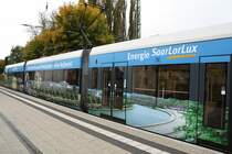 Wagen 1002 ist der erste Stadtbahnzug in Saarbr�cken, der mit Werbung beklebt ist - alle weiteren sollen nach Willen der Saarbahn-Gesellschaft folgen, sofern sich Interessenten finden. Die Werbung f�r den st�dtischen Energieversorger ist in meinen Augen sehr gelungen; sie zeigt ein Panorama des Saarbr�cker Saarufers mit dem Staatstheater im Zentrum ( Kulturufer ) und wirbt somit indirekt auch f�r die Stadt (08.10.2008).