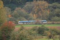 Unbekannter Stadtbahnwagen der Saarbr�cker Verkehrsgesellschaft Saarbahn&Bus auf der Linie 1 Richtung Kleinblittersdorf zwischen den Haltestellen  B�bingen  und  Kleinblittersdorf Bahnhof  auf dem Netz des Deutschen Bahn in  freier Wildbahn  - aufgenommen aus etwa 1km Entfernung mit 300mm Brennweite (08.10.2008).