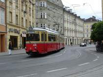 N�83 der Stubaitalbahn auf dem Wege zum Hauptbahnhof Innsbruck biegt vom Burggraben in die Museumstra�e ein. Im Mai 2008 kHds