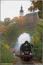 Elstertalexpress 2008: Im noch morgendlich vernebelten Greiz rollt am 27.09.08 41 1144 mit ihrem Reisezug nach Cheb vor der Kulisse des Schlosses in den Bahnhof ein.