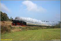 Elstertalexpress 2008: Am 27.09.08 hat sich bei Rebersreuth im Vogtland die Sonne durch den Nebel gek�mpft und bestrahlt nun 41 1144 mit ihrem stilechten DR-Fernreisezug.