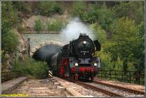 Elstertalexpress 2008: 41 1144 verl�sst am 27.09.08 den Tunnel in Greiz-D�hlau und �berquert direkt danach die Wei�e Elster auf einer Steinbogenbr�cke.
