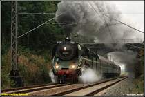 Am 20.09.08 war  Edelrenner  18 201 mit einem Sonderzug von Nossen nach Neuenmarkt-Wirsberg zum Jubil�um  160 Jahre Schiefe Ebene  unterwegs. Hier donnert der Zug morgens auf der Hinfahrt durch Oberlichtenau bei Chemnitz. 