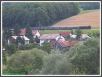 Museumsbahn Wutachtal 86 333 hatte am 03.08.2008 vor wenigen Minuten den Bahnhof F�tzen in Fahrtrichtung Weizen verlassen und nahm Anlauf zur �berquerung des Tal�bergangs F�tzen.