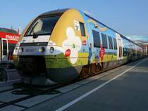 Die Regionaltriebwagenreihe AGC (Autorail � Grande Capacit�) ist ein erfolgreicher Fahrzeugtyp von Bombardier-Frankreich. Der AGC wird als Elektrotriebwagen, als Dieseltriebwagen und auch bimodaler Triebwagen (Zweikraft, f�r Diesel-und Elektrobetrieb) gebaut. 
Der hier auf der Innotrans ausgestellte vierteilige Triebzug B82507 ist eine bimodale+Zweispannungs Ausf�hrung des AGC. Diese Ausf�hrung wird auch BiBi (f�r franz�sisch Bimode-Bicourant) genannt. Er kann im Dieselbetrieb, sowie im Elektrobetrieb unter 1500V-Gleichspannung und unter 25kV50Hz-Wechselspannung verkehren. Er wurde 2007 von Region Champagne-Ardenne beschafft und wird von der SNCF f�r die Region im Regionalverkehr dort eingesetzt.
Das farbenfrohe Au�endesign dieses Zuges wurde f�r die Innotrans von Bombardier um Innotranswerbung erg�nzt.
28.09.2008 INNOTRANS Berlin

