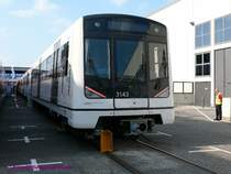 Vom Porsche-Design-Studio gestaltet: 
Die neuen dreiteiligen Z�ge f�r die Metro in Oslo. 
Siemens baut f�r die Osloer Metro 33 dieser 2.222 kW starken Z�ge.
Gut zu sehen ist, da� die Z�ge mit 3160mm recht breit sind.

28.09.2008 INNOTRANS Berlin