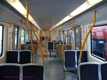 Innenansicht der neuen, von Siemens gebauten, dreiteiligen Metroz�ge f�r Oslo.
Sie verf�gen �ber 124 Sitzpl�tze (sowie 14 Klappsitze) in 2+2 und auch 2+3 Anordnung. 
Durch die gro�e Wagenbreite von 3160mm bleibt auch bei der F�nferreihe noch ein ausreichend breiter Durchgang.
Die Z�ge sind 54.340mm lang. Die maximale Transportkapazit�t des Zuges wird mit 678 Personen (bei 6 Personen/m�) angegeben.
28.09.2008 INNOTRANS Berlin