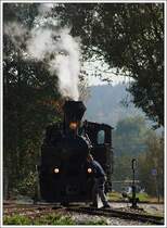 Die ehemalige rum�nische Waldbahnlokomotive 764.411 Model Resita Nr. 619 am 11.10.2008 auf dem Weg zu ihrer Garnitur.