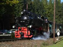 99 794 verl�sst mit dem P 2013 von Cranzahl nach Oberwiesenthal den Haltepunkt Vierenstra�e und hat nun den steigungsreichen Abschnitt nach Kretscham-Rothensehma vor sich, 12.10.08
