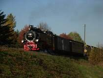 Auf dem Weg zum Ziel nach Oberwiesenthal kurz nach dem Haltepunkt Unterwiesenthal passiert 99 794 mit dem P 2017 diesen Bahndamm an der Deutsch-Tschechischen Grenze, 12.10.08