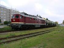 Die 232 004-2 verl��t gerade mit einem Kesselzug den Stralsunder Hafen.