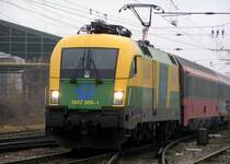 Noch bis 11.12.04 sind die GySEV 1047 h�ufig auf der S�dbahn im Einsatz - ab Fahrlanwechsel sollen sie dort nicht mehr so oft zum Einsatz kommen. 1047 505 mit dem EC 534 kurz vor der Einfahrt in den Bahnhof Wien Meidling am 5.12.2004