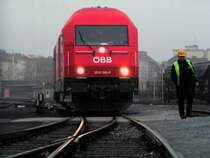 F�r Probefahrten mit der 2016 085-9 wurde von der �BB a, 6.12.2004 das Steckennetz der GKB herangezogen. 2016 085 wartet aufgrund der eingleisigen Stecke auf den Regionalzug 8410 am Graz-K�flacher Bahnhof auf ihre Abfahrt