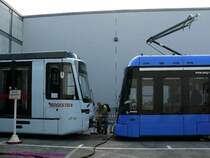 Nebeneinander neue Hochflur- und Niederflur-Stra�enbahnen von Stadler:
Links Bogestra Wagen 6031 vom Typ Tango (Hochflur-ZR) f�r die Bochum-Gelsenkirchener-Stra�enbahn.
Rechts in blau der nagelneue M�nchener Wagen 2301 vom Typ Variobahn (Niederflur-ER) f�r die Stadwerke M�nchen (SWM).
28.09.2008 INNOTRANS Berlin
