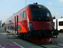 �sterreich f�hrt wieder das Drei-Klassen-Wahlrecht ein :Im �BB-Railjet. 
Die neue �sterreichische Zugkomposition verf�gt n�mlich �ber 3 Klassen, die neu�sterreichisch als Premium, First und Economy angepriesen werden.
Auch die �BB scheinen hier den Fluggesellschften nacheifern zu wollen. Diese allerdings schaffen auf k�rzeren Strecken inzwischen die Premium oder Executive-Class eher ab...
Dem Steuerwagen 80-90 703 steht die Railjet-Lackierung jedenfalls 
optisch gut.
28.09.2008 INNOTRANS Berlin
