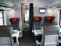 Innenansicht des neuen �BB-Railjet, in dem die �BB wieder drei Klassen einf�hrt, die neu�sterreichisch als Premium, First und Economy angepriesen werden.
Hier zu sehen die First-Class.

Bezeichnenderweise konnten die Besucher auf der Innotrans nur die schick gestalteten Premium- und First-Class ansehen.
Die Economy war nicht zug�nglich :-( 
Nun, gerade diese h�tte mich interessiert. Die Bestuhlung in dieser (eigentlich 2.Klasse) wird ja in der Fachpresse, im Gegensatz zu den bisherigen sehr ger�umigen 2.Klasse-Sitzen der �BB, als sehr eng beschrieben.

28.09.2008 INNOTRANS Berlin
