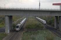 2 ICE 3 treffen sich am Morgen des 14 Oktober 2008, unter der Autobahnbr�cke �ber den Rangierbahnhof Mannheim, auf der Schnellfahrstrecke w�hrend sich langsam der letzte Nebel verzieht. 14.10.2008