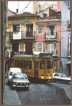 Um die Kurve zu kriegen wird schon mal auf die andere Strassenseite gewechselt. Den Autofahrern scheint die Situation bekannt zu sein. (Archiv 06/92) Das w�rs gewesen aus Lisboa...