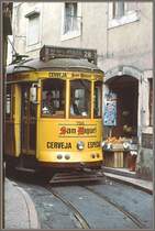 Wagen 706 wirbt f�r spanisches Bier und quitscht haarscharf am Gem�sestand vorbei durch die enge Altstadtgasse. (Archiv 06/92)