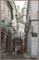Obs der Hund am linken Strassenrand wohl auch noch schafft die Gasse zu �berqueren vor der Linha 28.(Archiv 06/92)